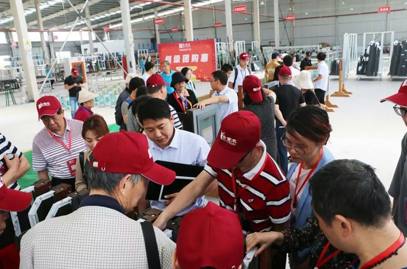 現場工作人員講解鋁包木門窗