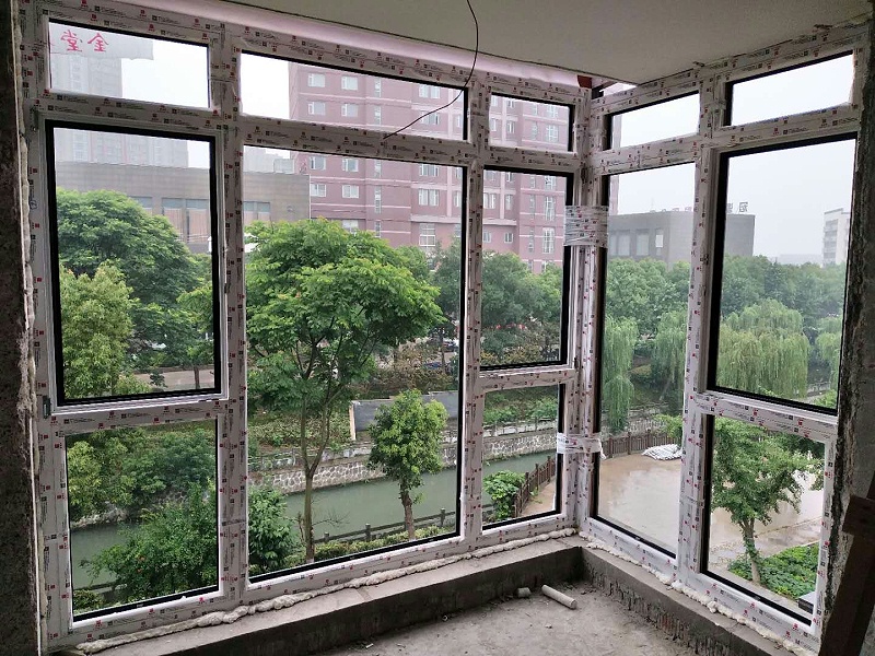 徐州華潤(rùn)橡樹灣鋁包木門窗安裝現(xiàn)場(chǎng)